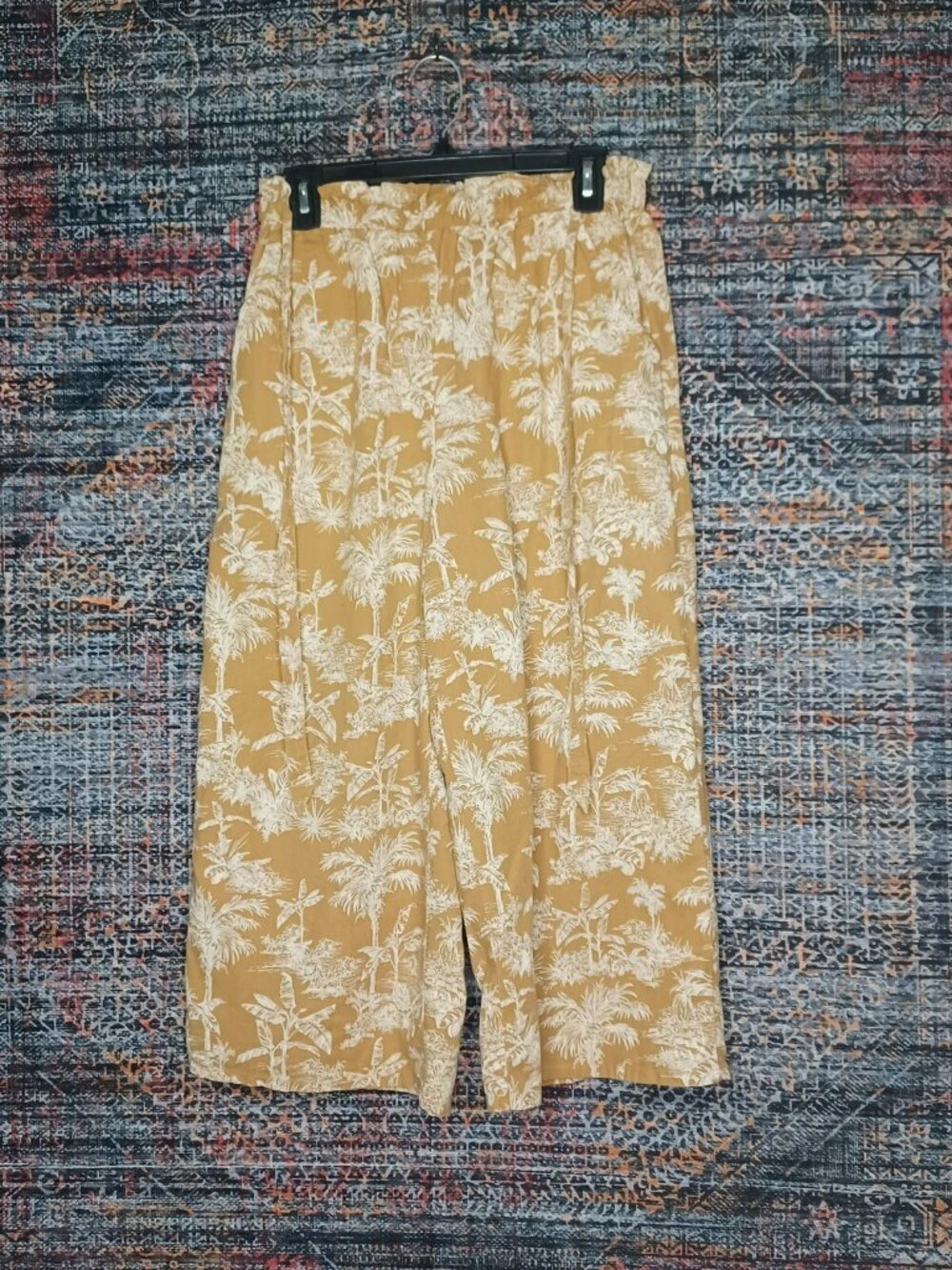 American Eagle women mustard white Hawaiian palm high flare stretch capris M EUC